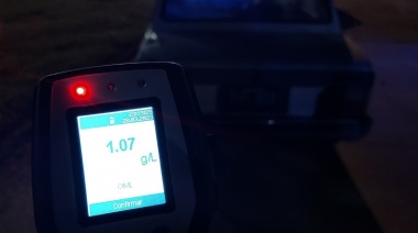 Una persona alcoholizada chocó contra un auto estacionado