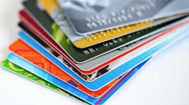 Subió el costo para refinanciar saldos en las tarjetas de crédito
