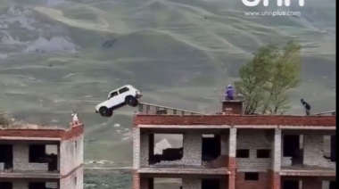 Intentó saltar con un auto entre dos edificios: ¿Sobrevivio?