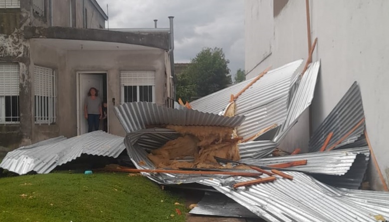 Anegamientos, voladura de techos y cortes de luz por el temporal ...
