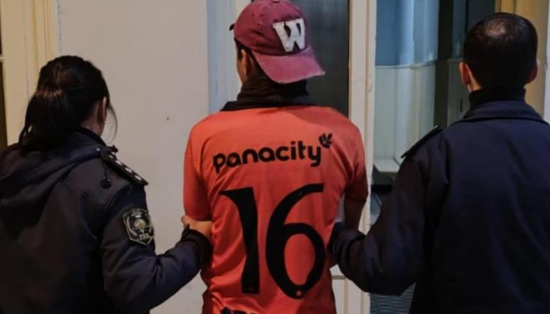 Ocasionó disturbios en la vía pública, en presunto estado de ebriedad: fue detenido por la policía