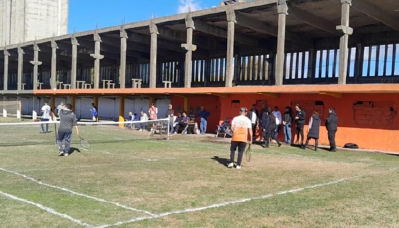 Inauguraron una cancha de tenis en la Unidad 27 de Sierra Chica