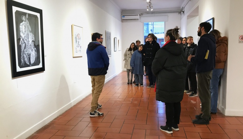 Con visita guiada, se dio cierre al Primer Salón Provincial de Dibujo “Alberto Salinas”