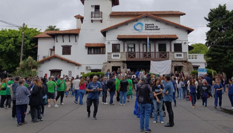 Trabajadores y familiares de personas con discapacidad irrumpieron en la sede central de la ANDIS