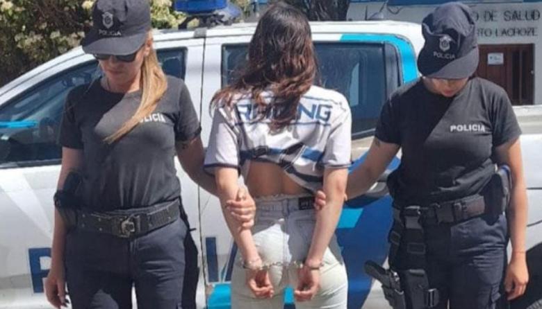 Una joven terminó aprehendida tras amenazar a un hombre con una réplica de pistola