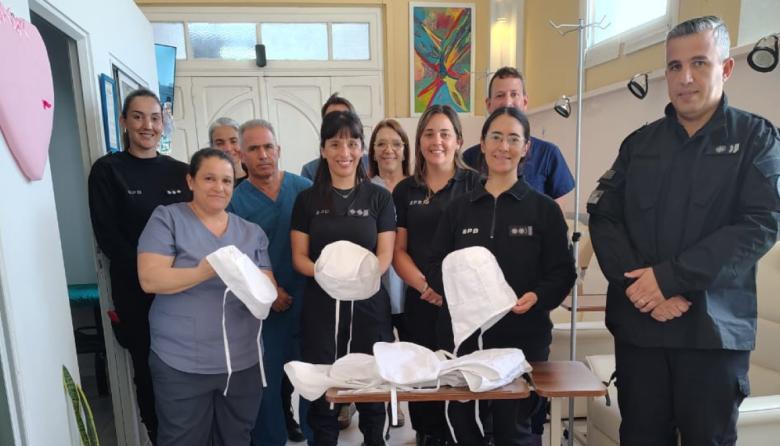 Entrega solidaria de gorros térmicos confeccionados en la cárcel de mujeres de Azul