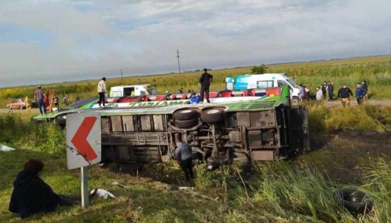 Volcó un micro en la Ruta 2 a la altura de General Pirán: dos muertos