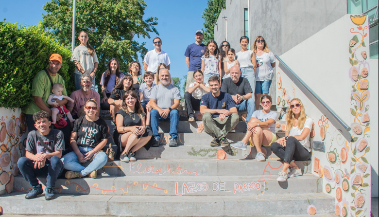 En las escalinatas del Museo de las Ciencias se inauguró un mural colectivo que rescata la flora nativa