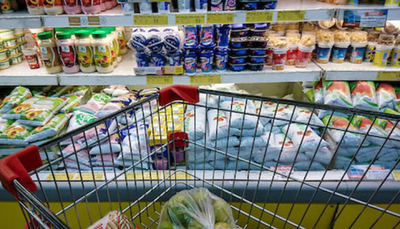 El consumo de leche cayó un 12% y las familias optan cada vez más por segundas marcas