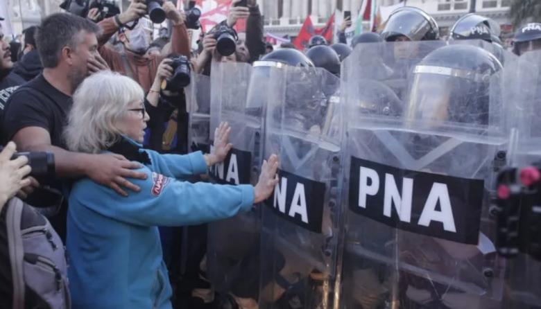 Milei reprimió casi la mitad de las manifestaciones del 2025, según la Comisión Provincial por la Memoria