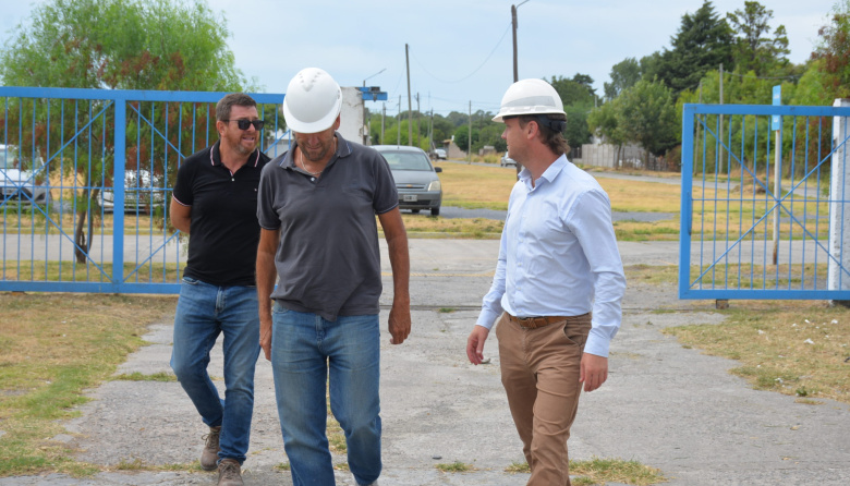 El intendente Maximiliano Wesner visitó las obras en la Escuela Primaria Nº 12 de Loma Negra