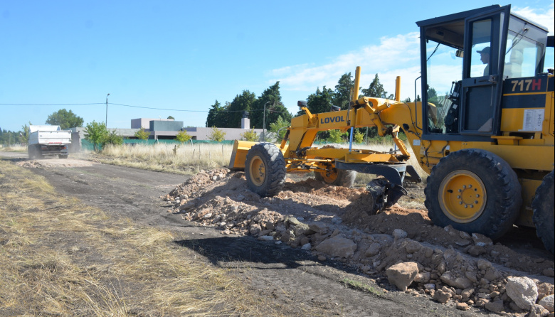 Trabajos de apertura de calle en el barrio Los Sauces