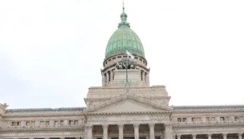 El Senado busca aprobar la reforma laboral mientras continúa la tensión afuera del Congreso