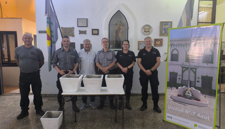 En la cárcel de hombres de Azul elaboraron macetas para un centro religioso local