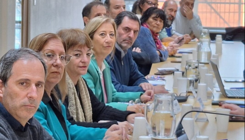 Provincia ofertó un 9% en tres cuotas: estatales ya aceptaron y los docentes están a un paso del acuerdo