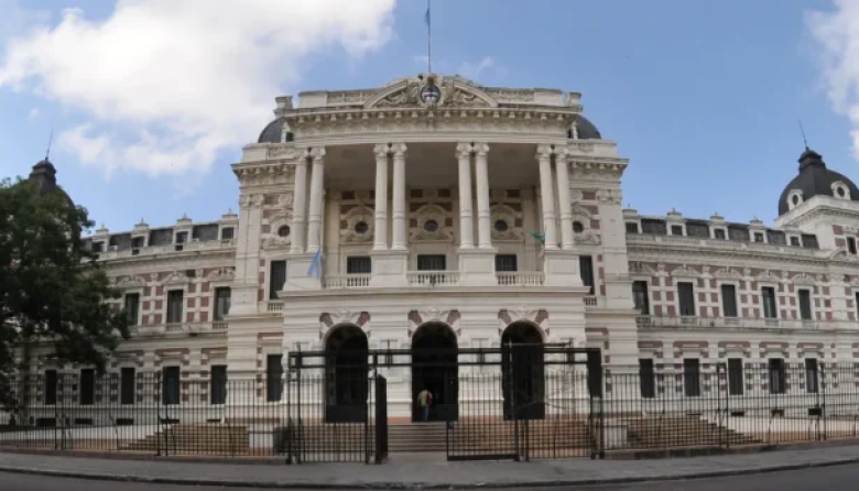 Cómo quedaron los sueldos de estatales y docentes tras el acuerdo paritario con la Provincia