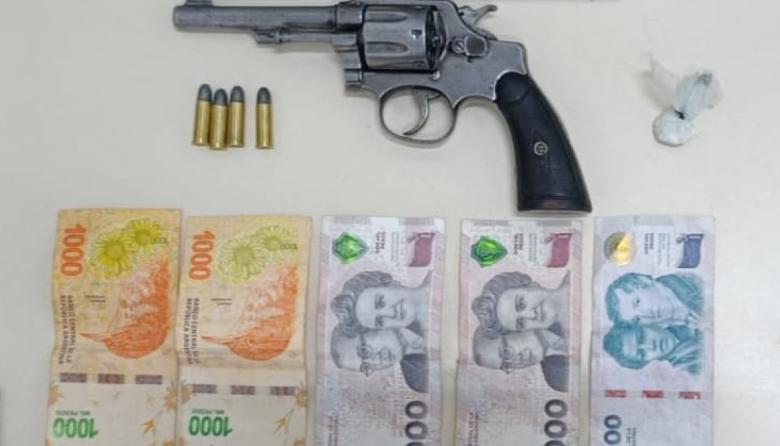 Detuvieron a un hombre con un revólver y cocaína en el barrio Facundo Quiroga