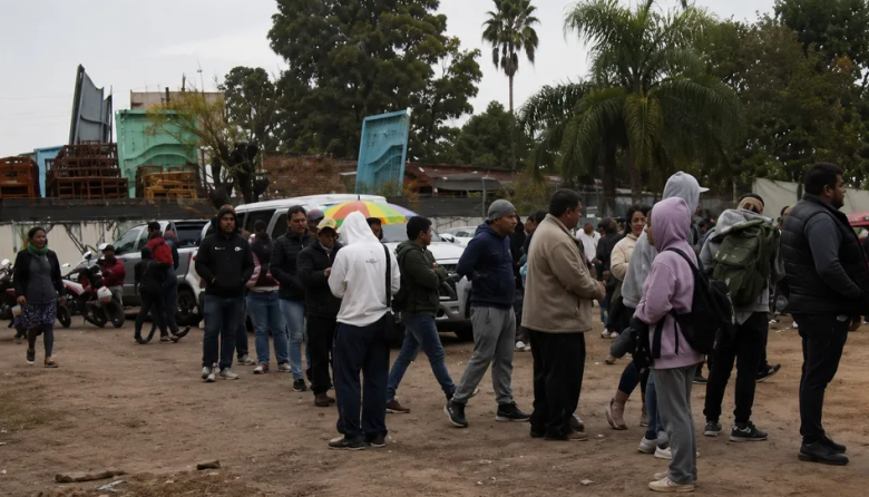 Desempleo: Varias cuadras de cola por 60 puestos de trabajo en un frigorífico