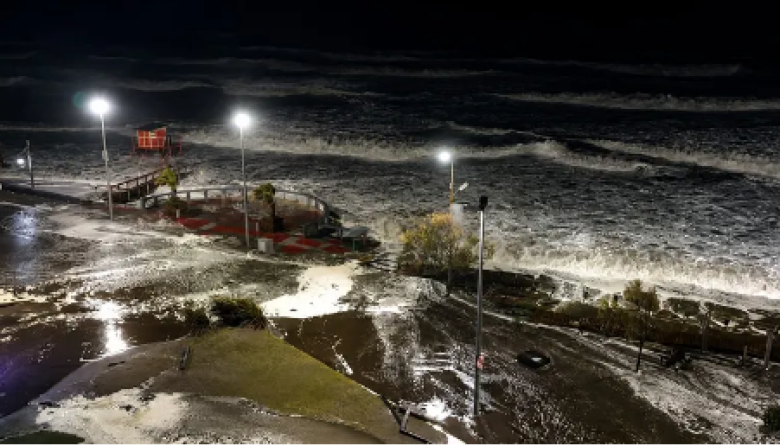 Ciclón extratropical en la Costa Atlántica provocó olas de siete metros, destrozos e inundaciones
