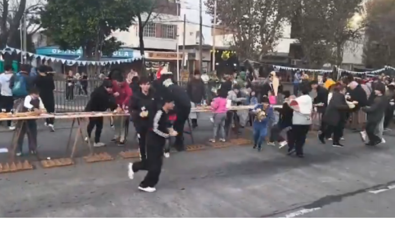 Vecinos saquearon un sándwich gigante de matambre a la pizza en Avellaneda