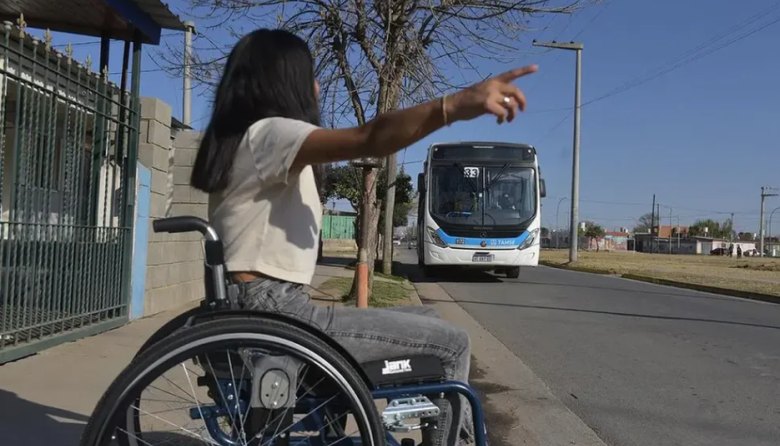 Personas con discapacidad podrán viajar en colectivos y trenes sin presentar el CUD