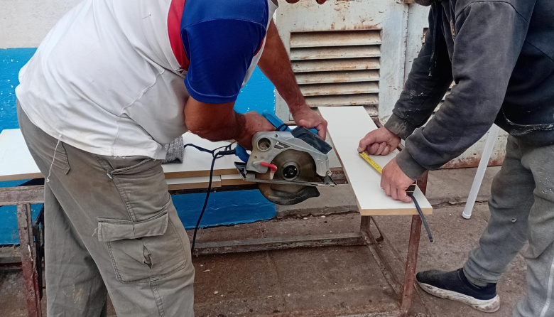 En la Unidad 7 Azul restauraron mobiliario escolar para el comedor Puertas Abiertas