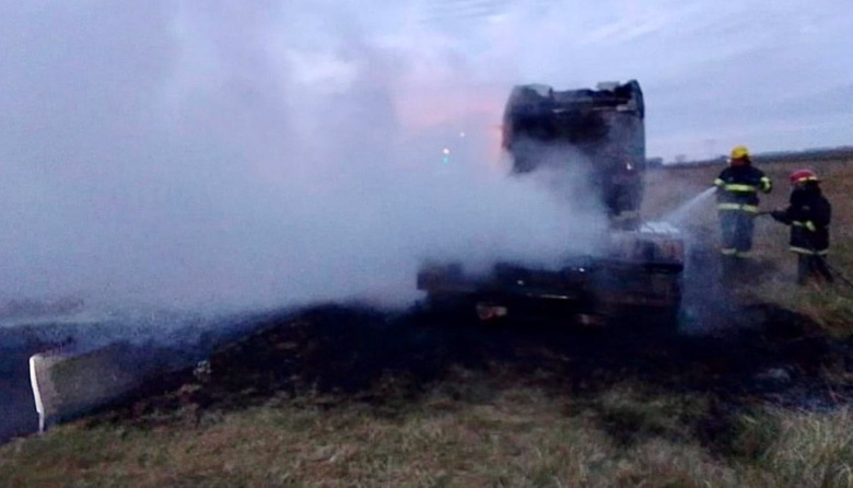 Se incendió un camión sobre la Ruta 51 y quedó completamente destruido