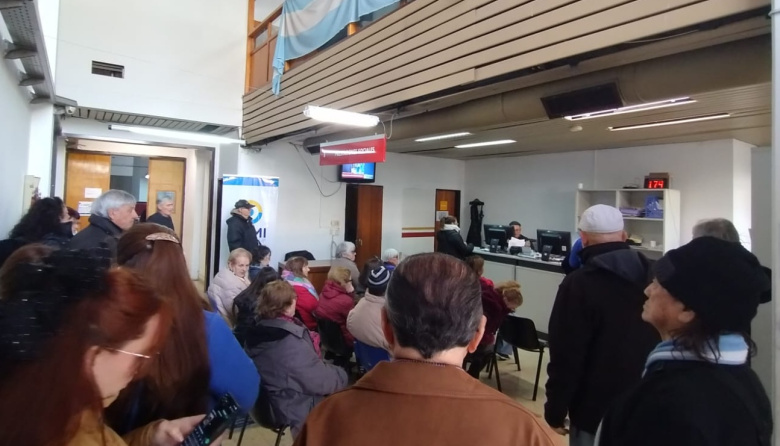 Caos en PAMI Olavarría: cambios compulsivos de médicos y retiros voluntarios desbordan la atención