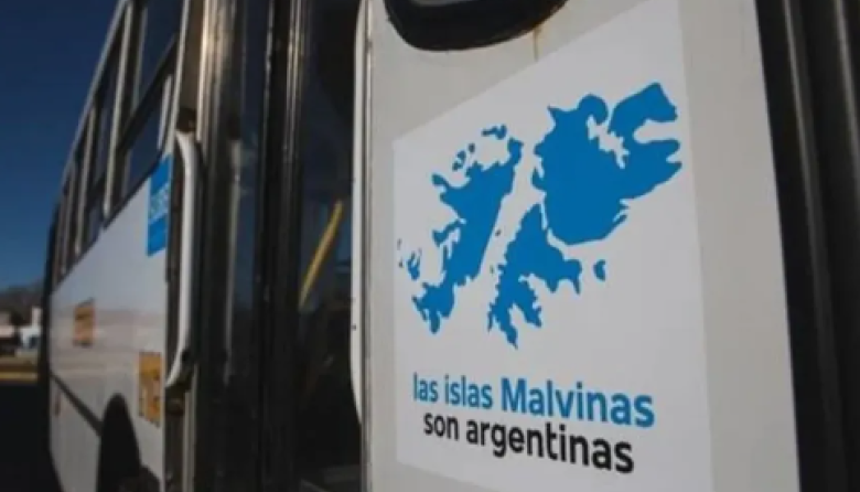 Polémica porque desapareció la leyenda "Las Islas Malvinas son argentinas" de colectivos