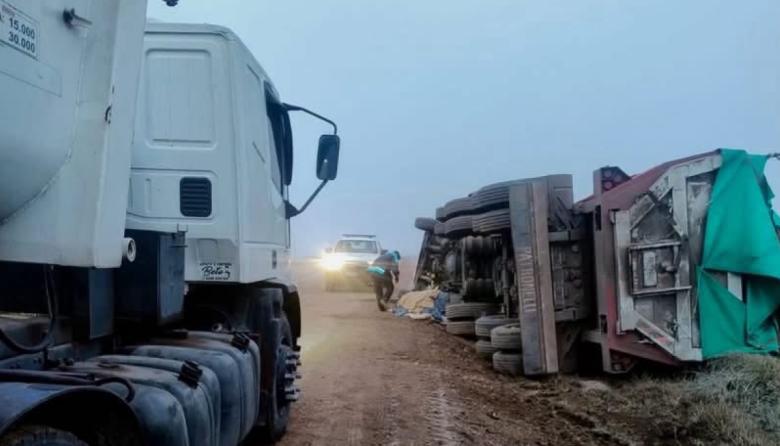 Volcó un camión en el camino a 16 de Julio