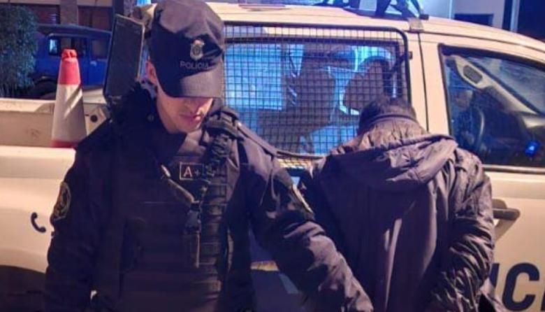 Era buscado por la justicia en una causa de robo agravado con armas y terminó en la comisaría