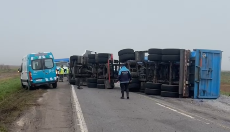 Volcó un camión cargado con piedra en la Ruta 3 y el conductor fue hospitalizado