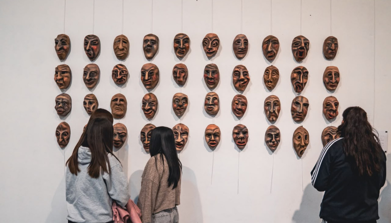 Gran convocatoria en la muestra “Máscaras, Música Congelada” de Alfredo Iriarte