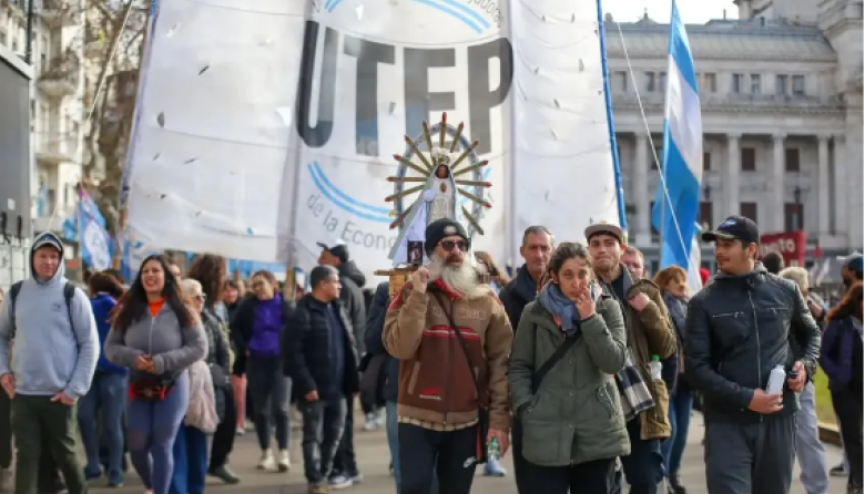 Movimientos sociales, sindicales y pymes marchan por deudas y crisis del sector