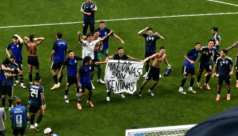 La FIFA sancionó a jugadores por los incidentes en la final y a la Selección por la bandera de Malvinas