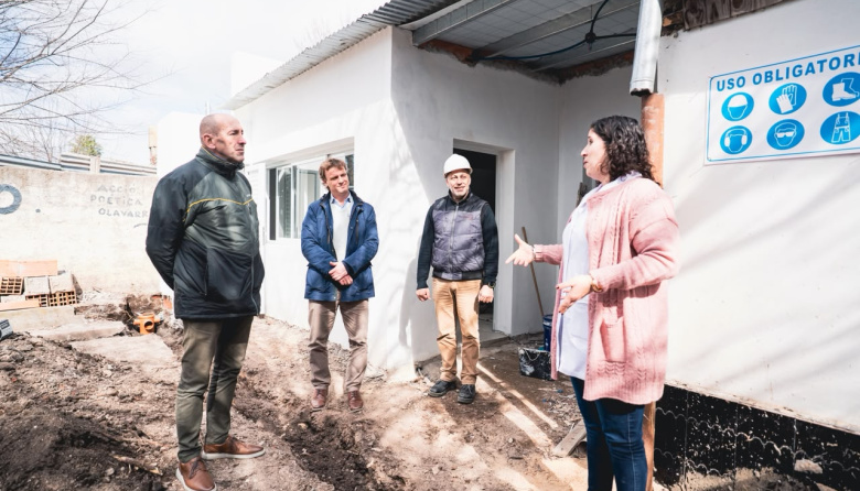 El intendente Wesner visitó Hinojo y recorrió las obras que se ejecutan en la Escuela Primaria 11 y en el Jardín 903