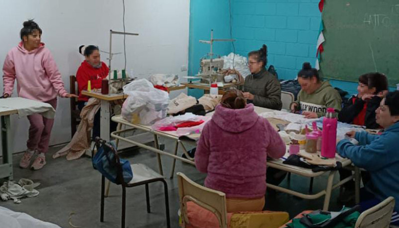 En la cárcel de mujeres de Azul confeccionaron camisolines y cubre camillas para el Hospital Ángel Pintos