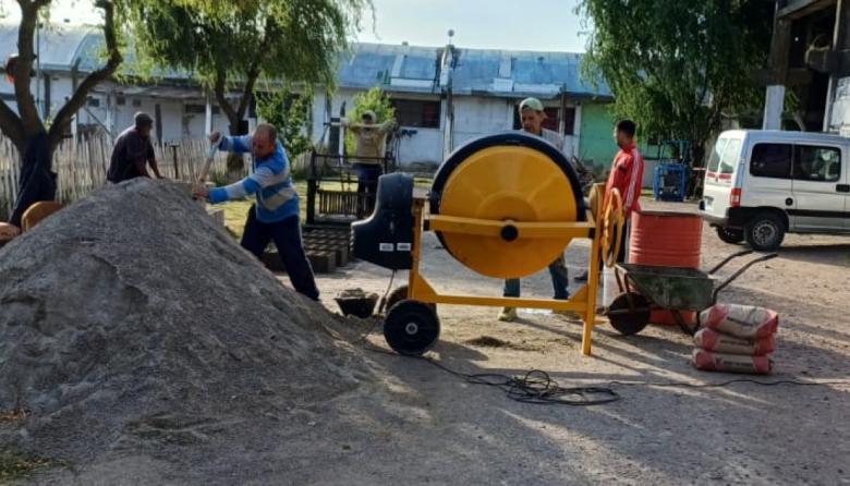 Desde una cárcel de Sierra Chica elaboraron mil bloques de hormigón para instituciones escolares locales