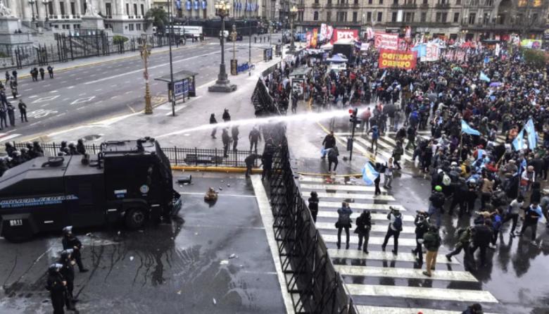 Represión frente al Congreso en la marcha por la Ley de Inviolabilidad de la Propiedad Privada