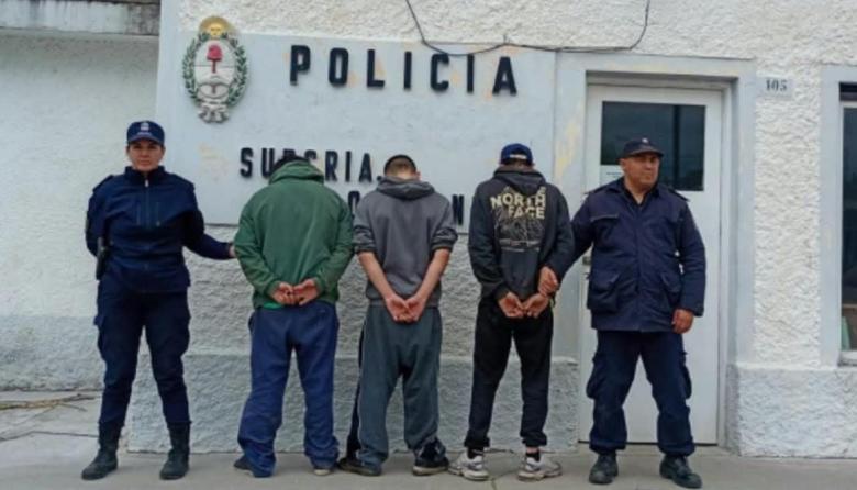 Aprehendieron a tres hombres por un intento de hurto y secuestraron dos cuchillos