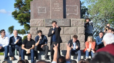 Kicillof compartió una mateada con vecinos en el Parque del Bicentenario