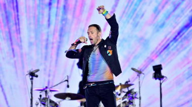 El video viral de Chris Martin: fue a comprar una guitarra, cantó con los vendedores y hasta les regaló entradas