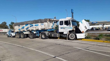 Un camión de Olavarría despistó en la rotonda del acceso principal a Las Flores