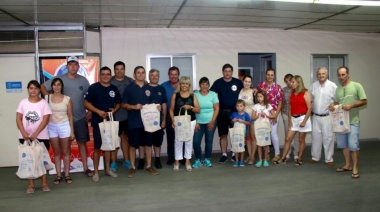 La Subcomisión de Damas de la Asociación de Bomberos Voluntarios hizo entrega de kit escolares