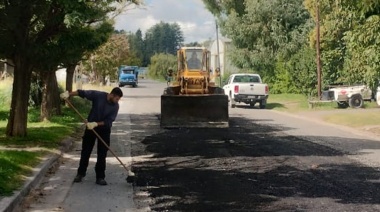 Se realizan tareas de bacheo en distintos puntos de Loma Negra