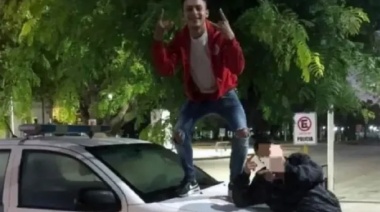 Se subió al capot de un patrullero, se tomó una foto que fue viral y lo citó la Justicia