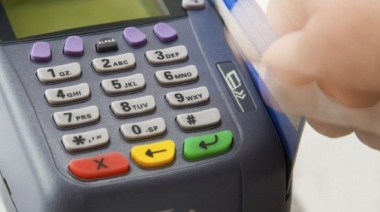 Extienden hasta fin de año el reintegro del 15% a las compras con tarjeta de débito