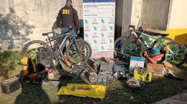 Buscan a los dueños de bicicletas y herramientas halladas en un allanamiento