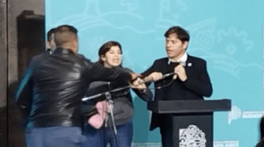 Una mujer irrumpió en un acto del gobernador Axel Kicillof
