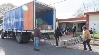 Provincia entregó mobiliario a escuelas públicas de la ciudad